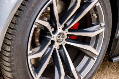 Toyota Supra Supercar, seçici odaklanma. Toyota Supra otomotiv dünyasında efsanevi bir isimdir ve en yeni nesil (A90 / GR Supra) bu modeli klasik bir GT 'den saf bir spor arabaya dönüştürmüştür..