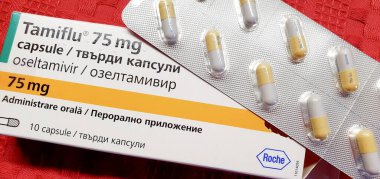 Tamiflu oseltamivir 'i su toplayan bir paketin üzerine yerleştirdi, yakın plan, seçici odaklanma, Iasi, Romanya