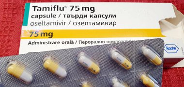 Tamiflu oseltamivir 'i su toplayan bir paketin üzerine yerleştirdi, yakın plan, seçici odaklanma, Iasi, Romanya