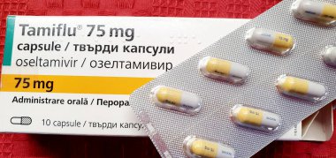 Tamiflu oseltamivir 'i su toplayan bir paketin üzerine yerleştirdi, yakın plan, seçici odaklanma, Iasi, Romanya