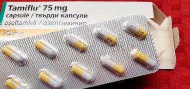 Tamiflu oseltamivir 'i su toplayan bir paketin üzerine yerleştirdi, yakın plan, seçici odaklanma, Iasi, Romanya
