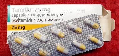 Tamiflu oseltamivir 'i su toplayan bir paketin üzerine yerleştirdi, yakın plan, seçici odaklanma, Iasi, Romanya