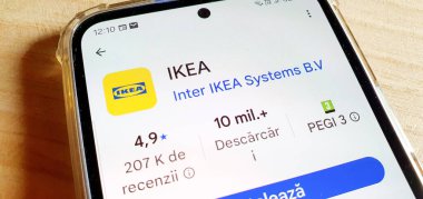 Telefon ekranında IKEA mobil uygulaması, seçici odak