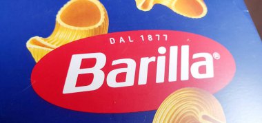 Barilla İtalyan makarna kutusu. Yakın çekim, seçici odaklanma.