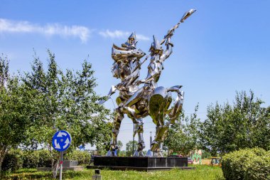 Buzau, Romanya 'daki paslanmaz çelik heykel. Buzau' daki Omagiu anıtı sanatçı Bogdan Adrian Lefter tarafından paslanmaz çelikten yapılmış hayali bir binicilik heykeli.