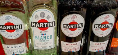 Martini Vermut şişeleri süpermarkette seçici bir odak noktasıdır. Martini, dünya çapında vermut çeşitliliği ile tanınan Martini ve Rossi 'nin sahibi olduğu ünlü bir İtalyan markasıdır..