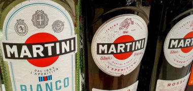 Martini Vermut şişeleri süpermarkette seçici bir odak noktasıdır. Martini, dünya çapında vermut çeşitliliği ile tanınan Martini ve Rossi 'nin sahibi olduğu ünlü bir İtalyan markasıdır..