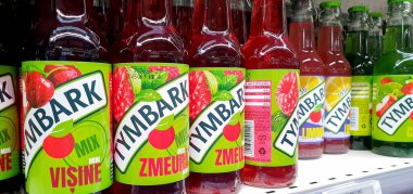 Timbark meyve suyu şişeleri bir süpermarkette seçici bir odak noktasıdır. Tymbark, meşrubat ve nektarların en iyi bilinen ve takdir edilen markalarından biridir..