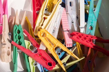 Bir yığın plastik mandal, yakın çekim, seçici odaklanma