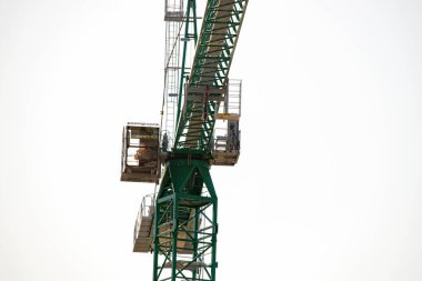 Binanın yapımında kule vinçleri, seçici odaklı. Kule vinçleri şehir inşaatının vazgeçilmez belkemiğidir..