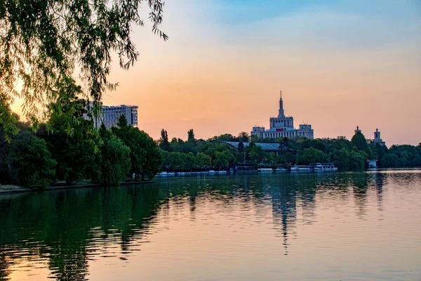 Baneasa Gölü 'nde gün batımı, Bükreş, Romanya. Bir yaz günü Bükreş' in Baneasa Gölü 'nden güzel bir şehir manzarası..