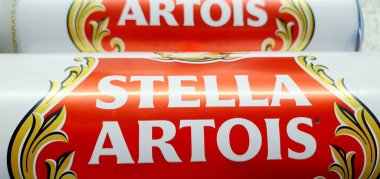 Stella Artois bira tabelası, yakın çekim, seçici odaklanma. Stella Artois Leuven, Belçika 'dan gelen birinci sınıf bir bira birasıdır.