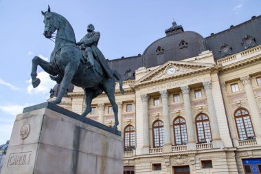 Kral I. Carol 'un binicilik heykeli ve Romanya' nın Bükreş kentindeki Merkez Üniversitesi Kütüphanesi.