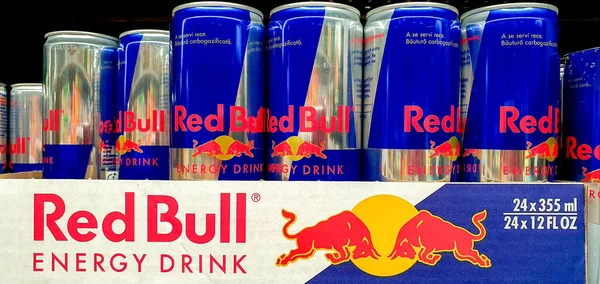 Bir süpermarkette Red Bull enerji içecekleri kutuları, yakın çekim, seçici odaklanma, Iasi, Romanya 10 Aralık 2025. Markette Red Bull enerji içeceği var..
