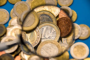Avro sikkeleri yığını, yakın çekim, seçici odaklanma. Avrupa Birliği ülkelerinde kullanılan avro parası.