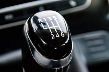 Arabada altı vites manuel vites değişimi, vites şanzımanı, yakın çekim, seçici odaklanma. Elle vites kolu arabada, vites kolu yakın, seçici odaklı..