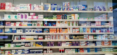 Eczane rafındaki ilaç hapları, seçici odaklanma.