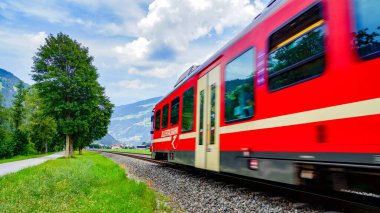 Zillertal Vadisi bölgesel treni (Zillertalbahn) hız, seçici odak, Tyrol, Avusturya 'dan geçmektedir. Zillertalbahn, Ziller Vadisi' nin ana ulaşım arteri olmaya devam etmektedir (Tyrol, Avusturya).)