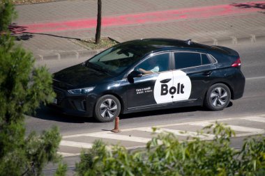 Romanya 'nın Iasi kentindeki trafikte sürgülü taksi servisi. Bolt City taksi durağı, modern araç paylaşım servisi..