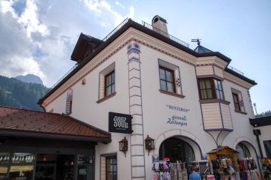 Ciampinoi, İtalya 'nın Dolomiti Dağları' nda yer alan bir tatil beldesidir. Ciampinoi, İtalya 'nın Dolomite Dağları' nın merkezinde yer alan Selva di Val Gardena kasabasının yukarısında yer alan bir dağ ve kayak merkezidir..