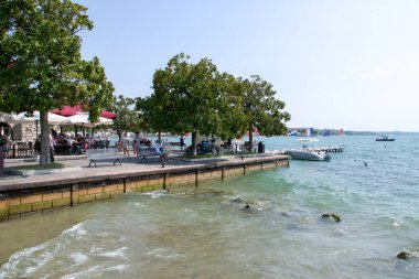 İtalya 'nın Garda Gölü' ndeki Bardolino tatil beldesinde yaz manzarası. Bardolino, İtalya 'nın Garda Gölü' nün doğu kıyısında ikonik bir duraktır.