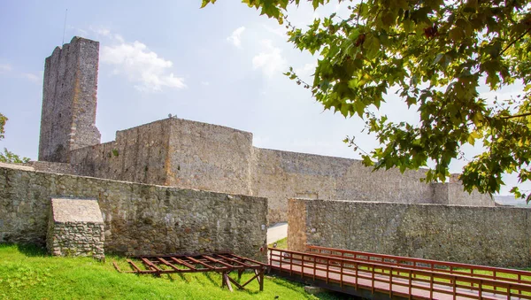 Drobeta Turnu-Severin ortaçağ harabeleri, Romanya. Severin 'in Ortaçağ Kalesi, Tuna kıyısında yer alan Drobeta-Turnu Severin' in en önemli tarihi yerlerinden biri..
