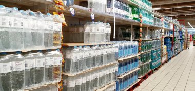 Süpermarket raflarındaki maden suyu ürünleri, seçici odaklanma, Iasi, Romanya.