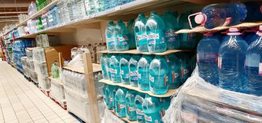 Süpermarket raflarındaki maden suyu ürünleri, seçici odaklanma, Iasi, Romanya.