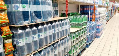 Süpermarket raflarındaki maden suyu ürünleri, seçici odaklanma, Iasi, Romanya.