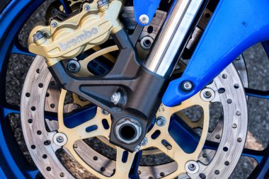 Motosiklet markası, yakın çekim, seçici odaklanma. Prilia, doğrudan MotoGP 'den elde edilen teknolojisiyle tanınan Piaggio Grubu' nun İtalyan performans markasıdır..