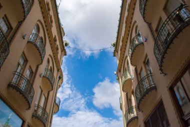 Romanya 'nın Oradea kentindeki Kara Kartal Sarayı (Palatul Vulturul Negru), Romanya' nın Oradea kentindeki Kara Kartal Sarayı 'nın (Palatul Vulturul Negru) mimari simgesidir..