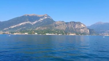 Lago di Como (Como Gölü), Lombardy, İtalya, Avrupa 'da güzel bir yaz manzarası. Como Gölü panoramik manzarası, tatilinizi geçirmek için cennet gibi bir yer, Lombardy, taly, Avrupa