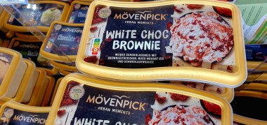 Movenpick dondurması bir süpermarkette, seçici odaklı. Mvenpick dondurması 1948 yılında İsviçre 'de yapılmış, Zürih' te Ueli Prager tarafından yaratılmış..