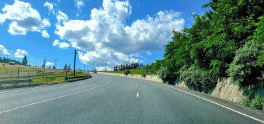 Romanya 'da güneşli bir yaz gününde sürülen