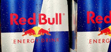 Red Bull enerji bidonları süpermarkette, yakın çekim, seçici odaklanma. Markette Red Bull enerji içeceği var..