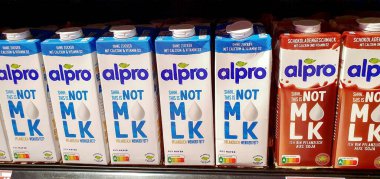 Süpermarkette Alpro süt alternatifleri, seçici odaklanma. Bir raf mağazasında Alpro bitkisel süt.