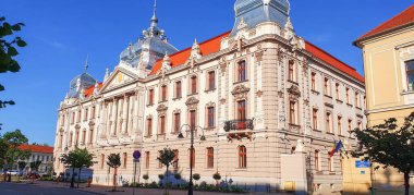 Romanya 'nın Oradea şehrinde güneşli bir günde şehir manzarası. Romanya 'nın kuzeybatısında Macaristan sınırında yer alan büyük bir şehir olan Oradea' da yaz manzarası.