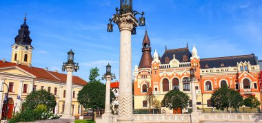 Romanya 'nın Oradea şehrinde güneşli bir günde şehir manzarası. Romanya 'nın kuzeybatısında Macaristan sınırında yer alan büyük bir şehir olan Oradea' da yaz manzarası.