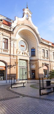 Romanya 'nın Oradea şehrinde güneşli bir günde şehir manzarası. Romanya 'nın kuzeybatısında Macaristan sınırında yer alan büyük bir şehir olan Oradea' da yaz manzarası.