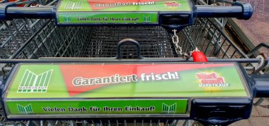 Marktkauf alışveriş arabaları, yakın çekim, seçici odaklanma.