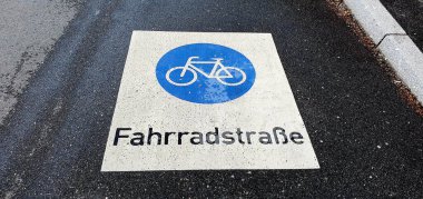 Almanya 'nın Nuremberg kentindeki bir yolda bisiklet sokak tabelası (Fahrradstrasse)