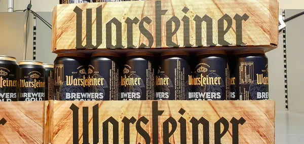Warsteiner bira kutuları süpermarkette seçici bir odak noktasındadır.Warsteiner birası, Warstein, Westphalia 'dan gelmektedir..