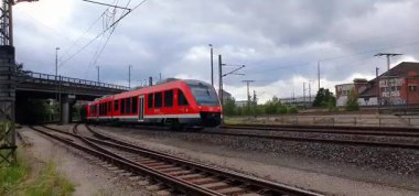 DB Deutsche Bahn treni, buradan geçen seçici odak noktası, Nuremberg, Almanya. Deutsche Bahn (DB) Almanya 'nın ana demiryolu operatörü ve dünyanın en büyük hareketlilik ve lojistik hizmetleri sağlayıcılarından biridir..