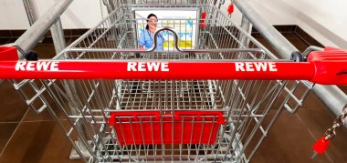 Rewe alışveriş arabaları, yakın çekim, seçici odaklanma. REWE Grubu, Köln merkezli bir Alman kooperatif merkezi olan Avrupa perakende ve turizminin en önemli oyuncularından biri..