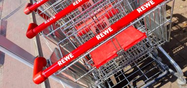 Rewe alışveriş arabaları, yakın çekim, seçici odaklanma. REWE Grubu, Köln merkezli bir Alman kooperatif merkezi olan Avrupa perakende ve turizminin en önemli oyuncularından biri..