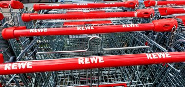 Rewe alışveriş arabaları, yakın çekim, seçici odaklanma. REWE Grubu, Köln merkezli bir Alman kooperatif merkezi olan Avrupa perakende ve turizminin en önemli oyuncularından biri..