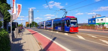 Almanya, Nuremberg 'de bir tramvay. VAG (Verkehrs-Aktiengesellschaft Nurnberg) tarafından işletilen Nuremberg tramvayları, şehir manzarasının önemli ve resimsel bir parçasıdır..