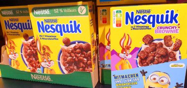 Nestle 's Nesquik gevrekleri süpermarkette seçici bir odak noktasıdır. Nestl' in Nesquik gevrekleri en popüler kahvaltılık gevrekler arasındadır.