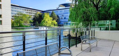 Güneşli bir günde Nuremberg İş Kulesi, Bavyera, Almanya. Nuremberg İş Kulesi, şehrin ikonik binası, güneşli bir yaz gününde Bavyera 'nın en yüksek binası..