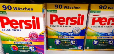 Bir mağaza rafında Persil çamaşır deterjanı, seçici bir odak noktası. Bir mağaza rafında Persil çamaşır deterjanı kapakları. Premium küresel marka..